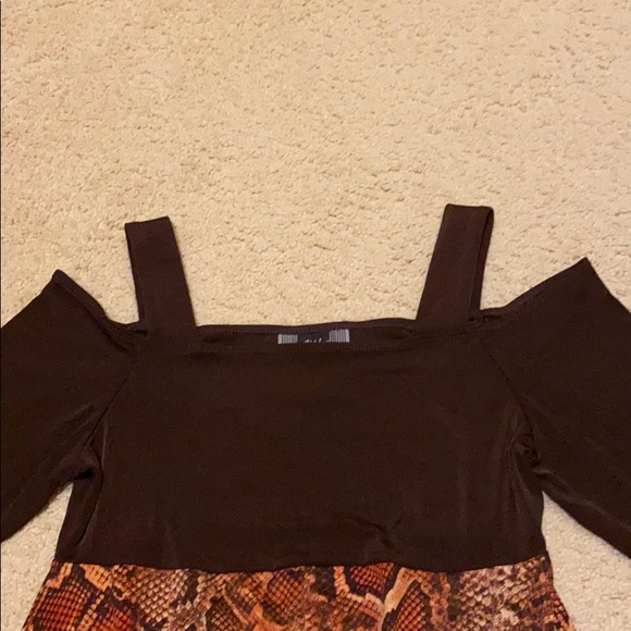 Slinky Cold shoulder asymmetric tunic - Picture 3 of 12